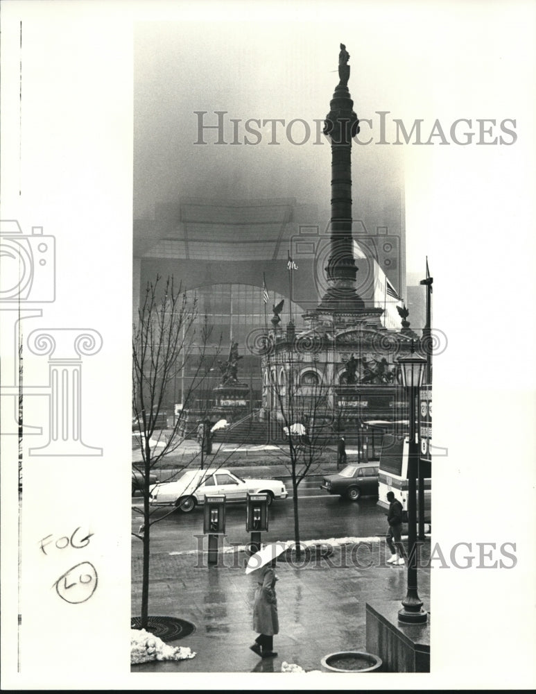 1987 Press Photo Fog shrouding the Sohio building forms a backdrop for the - Historic Images