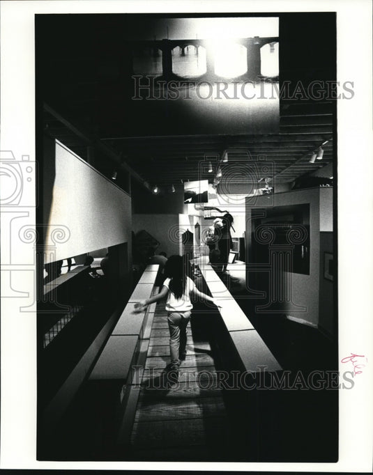 1986 Press Photo Kids building bridges at the Cleveland Children's Museum - Historic Images
