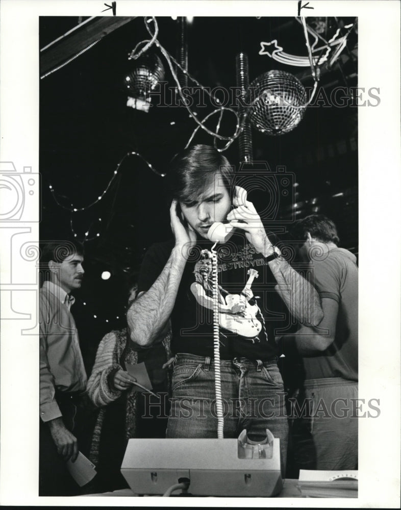 1985 Press Photo Tim Gallagher, a CSU student calls USA today poll to cast his - Historic Images