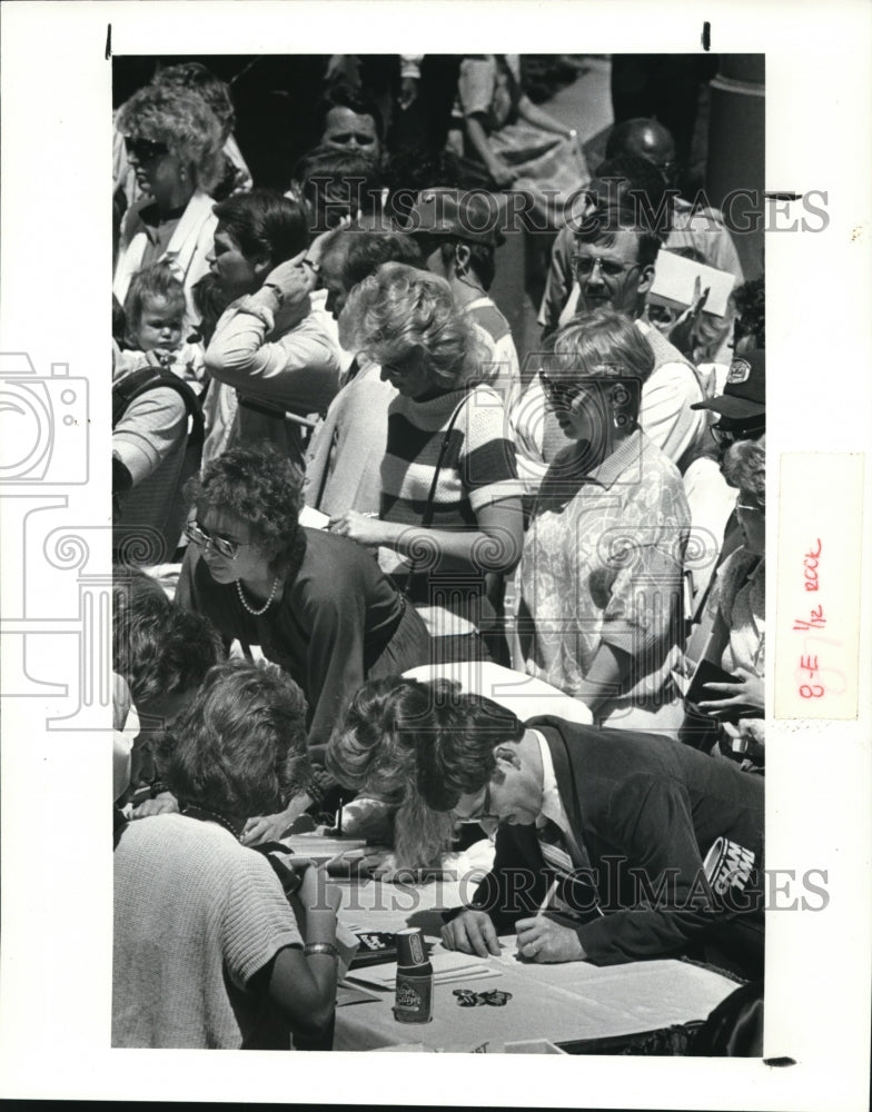 1987 Press Photo Hundred came to Public Square to buy a piece of the Rock and - Historic Images