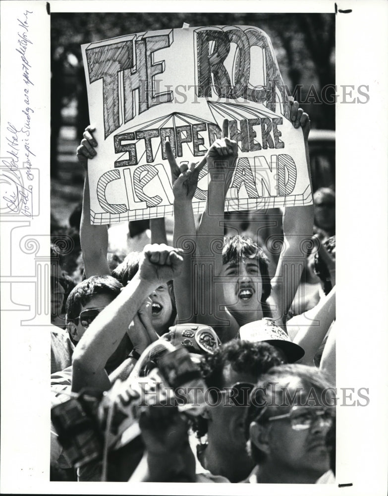 1986 Press Photo Crowd cheers on the Rock n Roll Hall of Face, officials as they - Historic Images