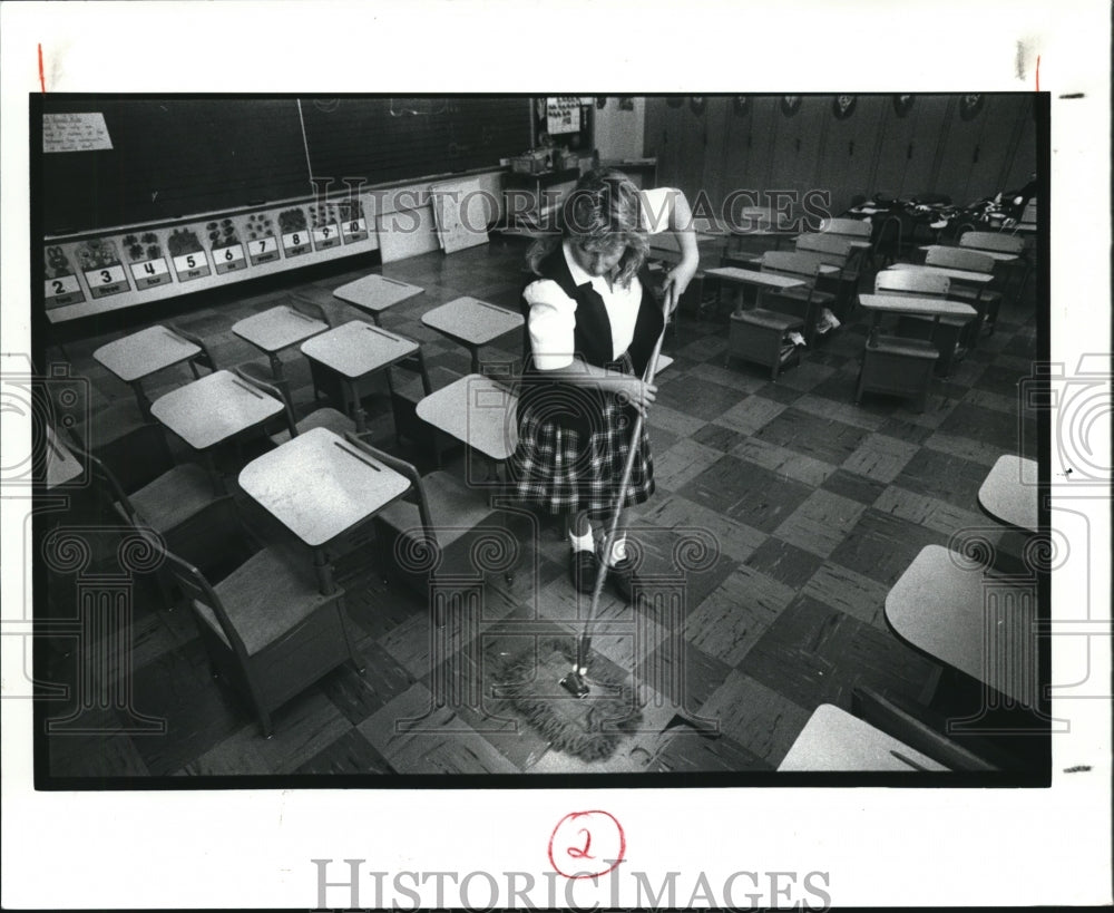 1989 Press Photo Erica Pogales, cleans Mrs. Irene Hurguy&#39;s first grade classroom - Historic Images