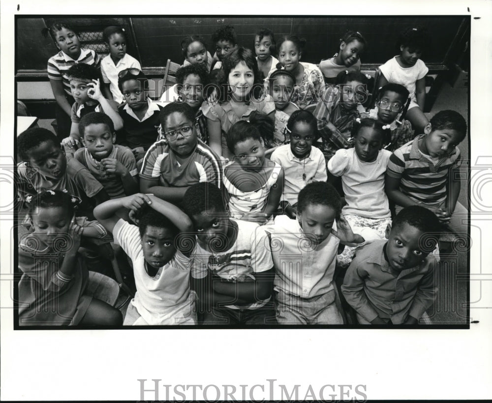 1986 Press Photo Regina Cala and her 1st Grade class - Historic Images