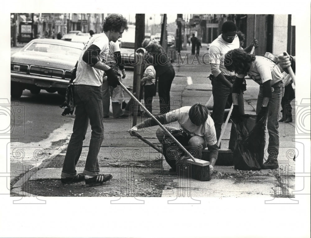 1982 Press Photo Street Cleanup at W. 25th St., Cleveland - Historic Images