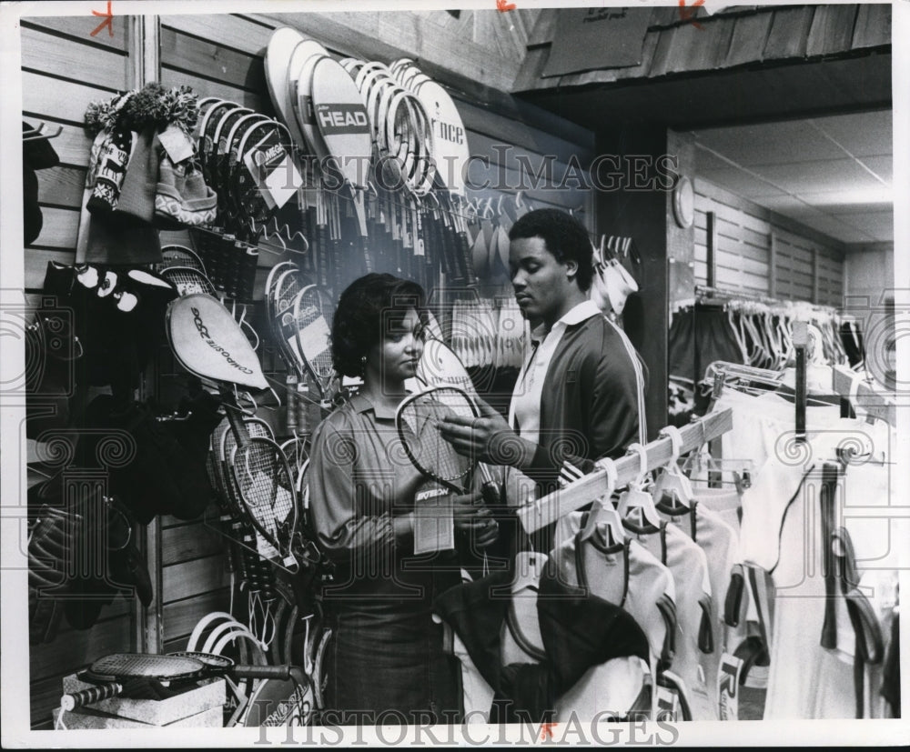 1980 Press Photo Heard and Harris in Athletic Attic store - Historic Images