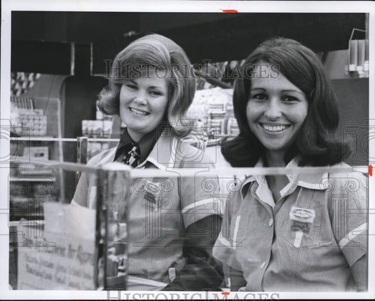 1969 Press Photo Miss Sharon Whitehair & Miss Staney Zakrajsek of Pick N Pay - Historic Images