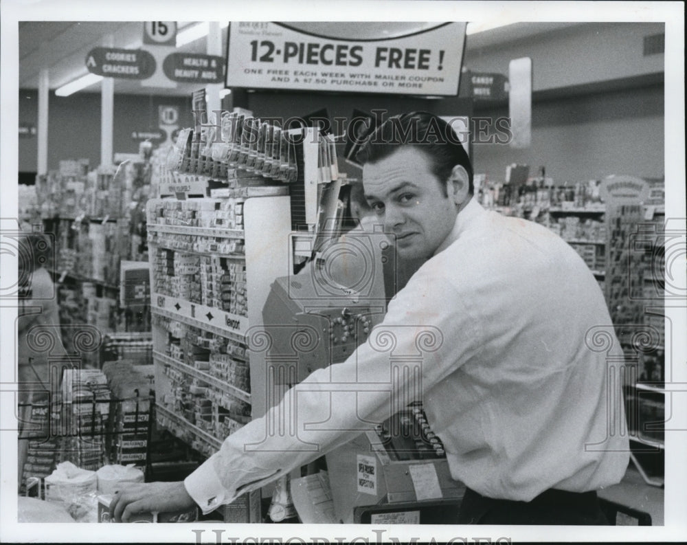 1969 Press Photo Asst Store Mgr Wally Kinnal of Pick N Pay store, E 185 St - Historic Images