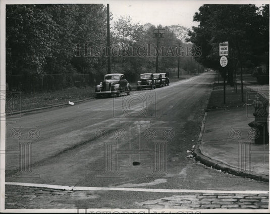 1947 Press Photo Nearly empty street just off busy W 25th, Walpole Ave-Historic Images