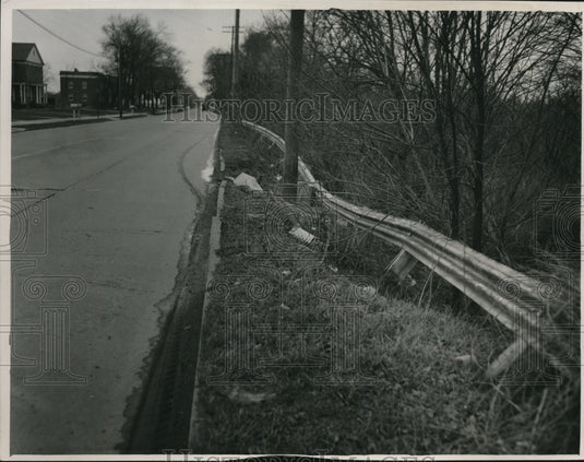 1950 Press Photo Fence at Wooster Rd opposite Eastlook Rd sliding to valley - Historic Images
