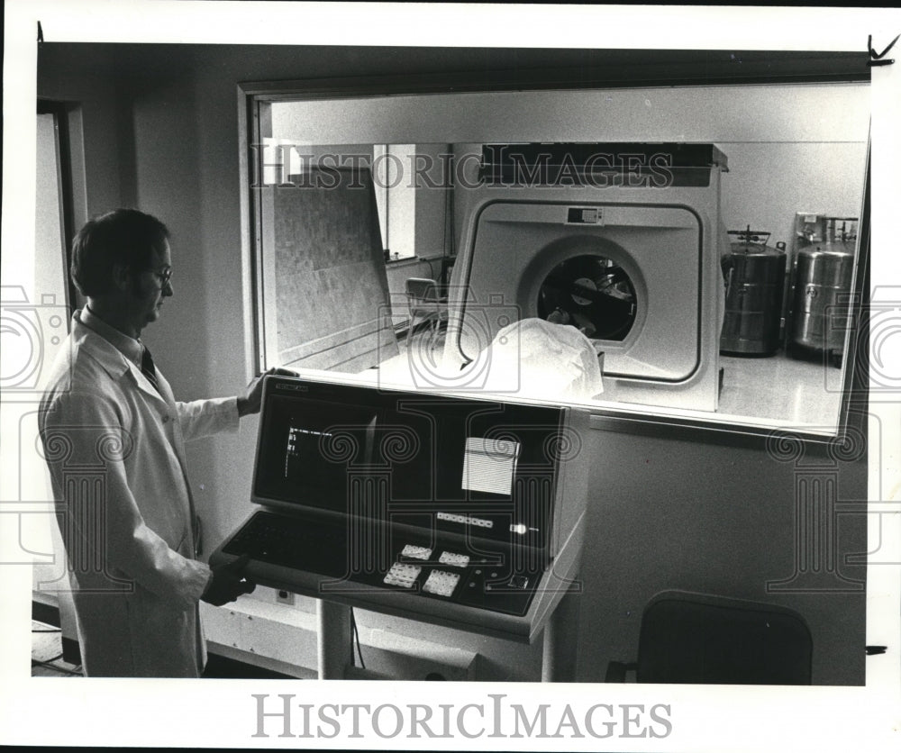 1982 Press Photo Dr. Haaga operating NMR scanner at University Hospital - Historic Images