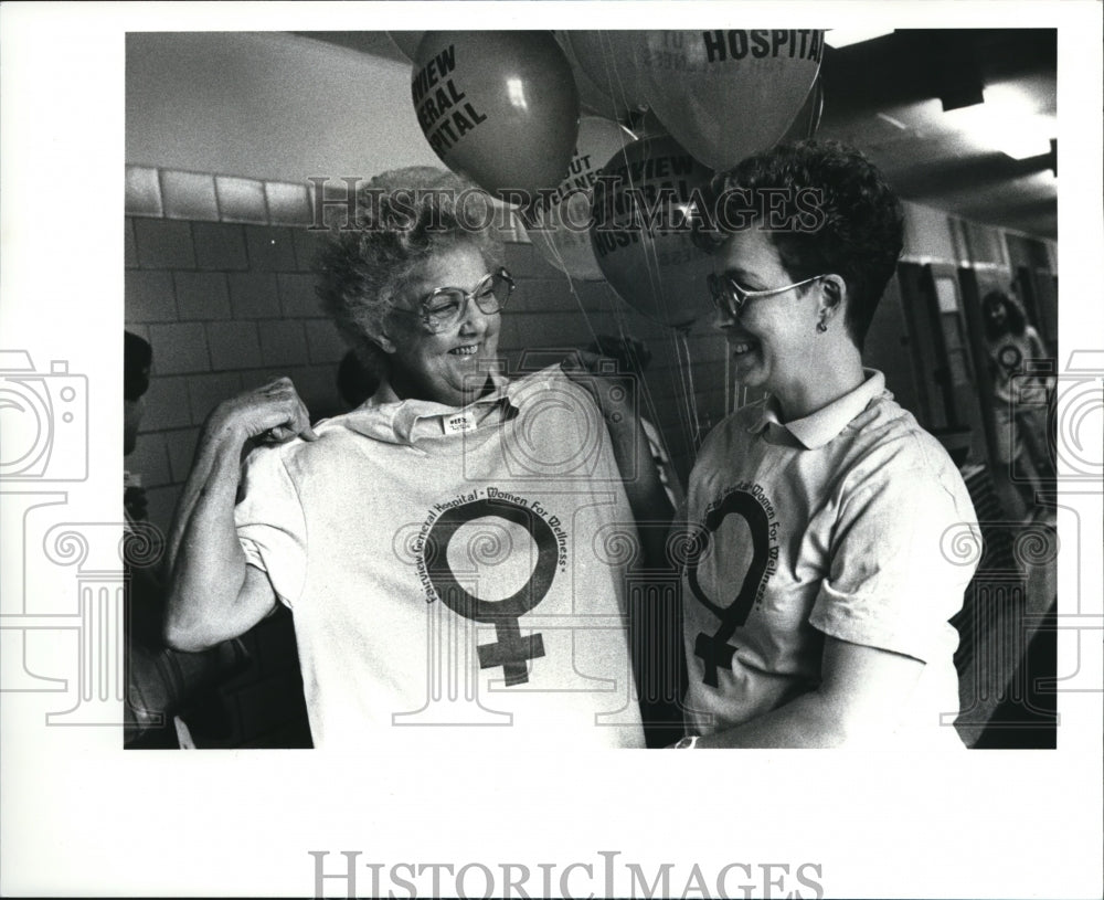 1987 Press Photo Physical Therapist at Fairview Gen helps Dorothy Leicht - Historic Images