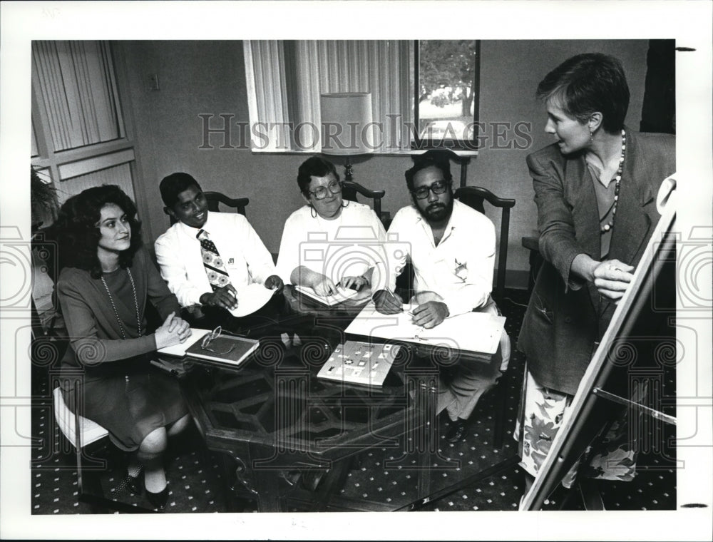 1986 Press Photo Medical team meeting at the Glenbeigh Hospital - Historic Images