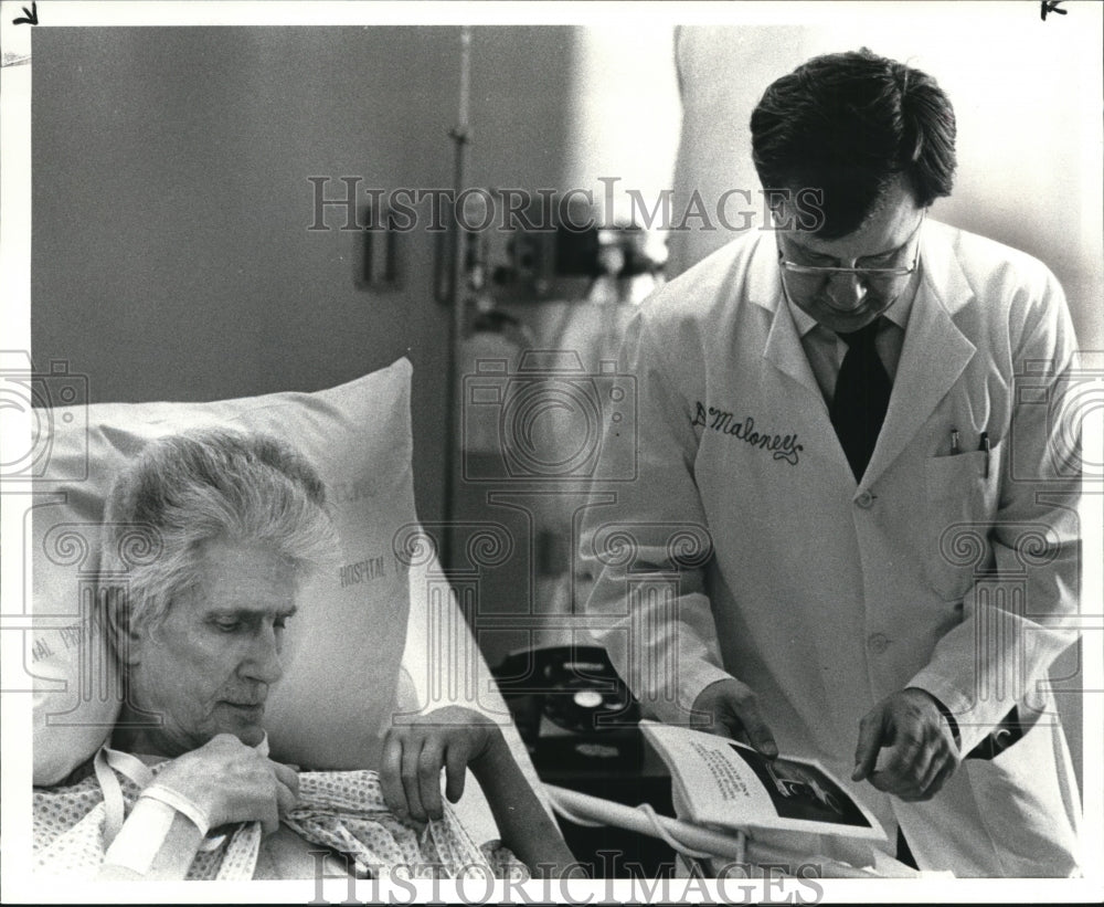 1984 Press Photo Michael Moran with Dr. Maloney at Cleveland Clinic - Historic Images