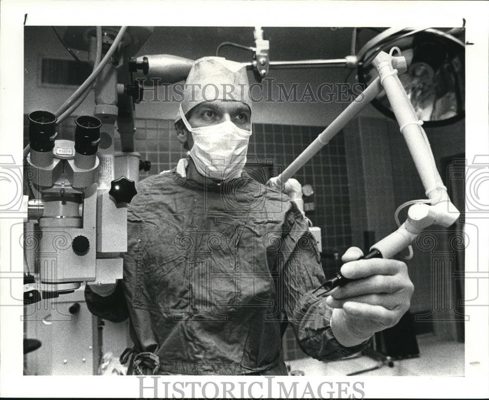 1984 Press Photo Dr. Seiler and his microsurgery equipment at Cleveland clinic - Historic Images