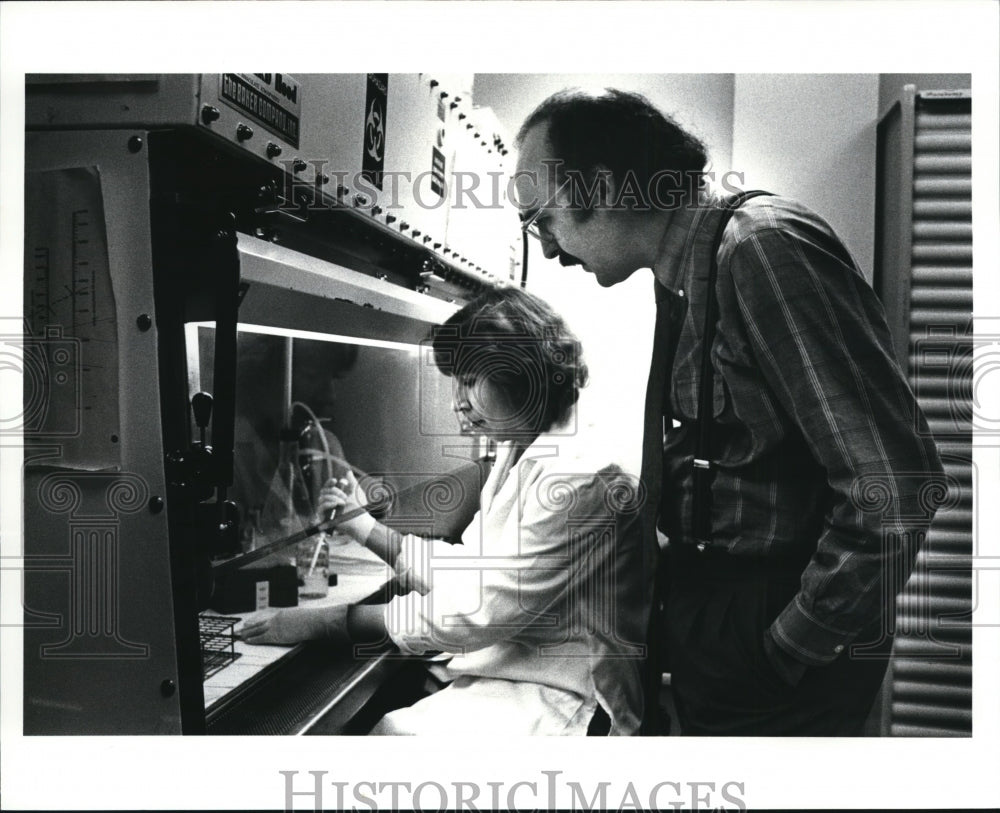 1986 Press Photo Starkey &amp; Dr. Len in lab for Aids research at Cleveland clinic - Historic Images