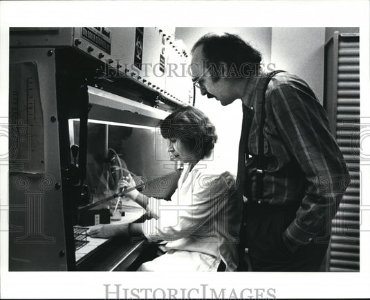1986 Press Photo Starkey & Dr. Len in lab for Aids research at Cleveland clinic - Historic Images
