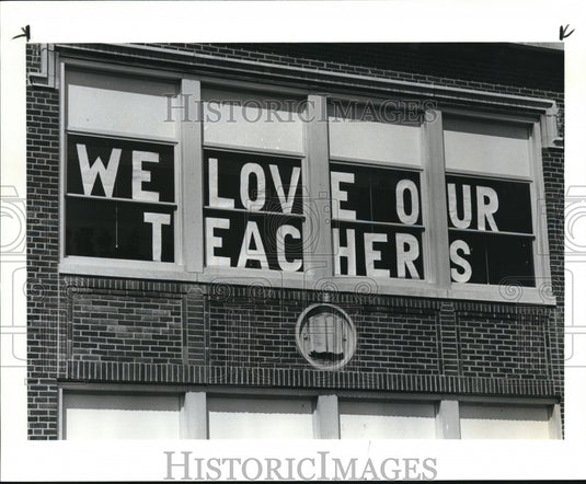 1985 Press Photo Signage in the window of Upson Elementary School - Historic Images