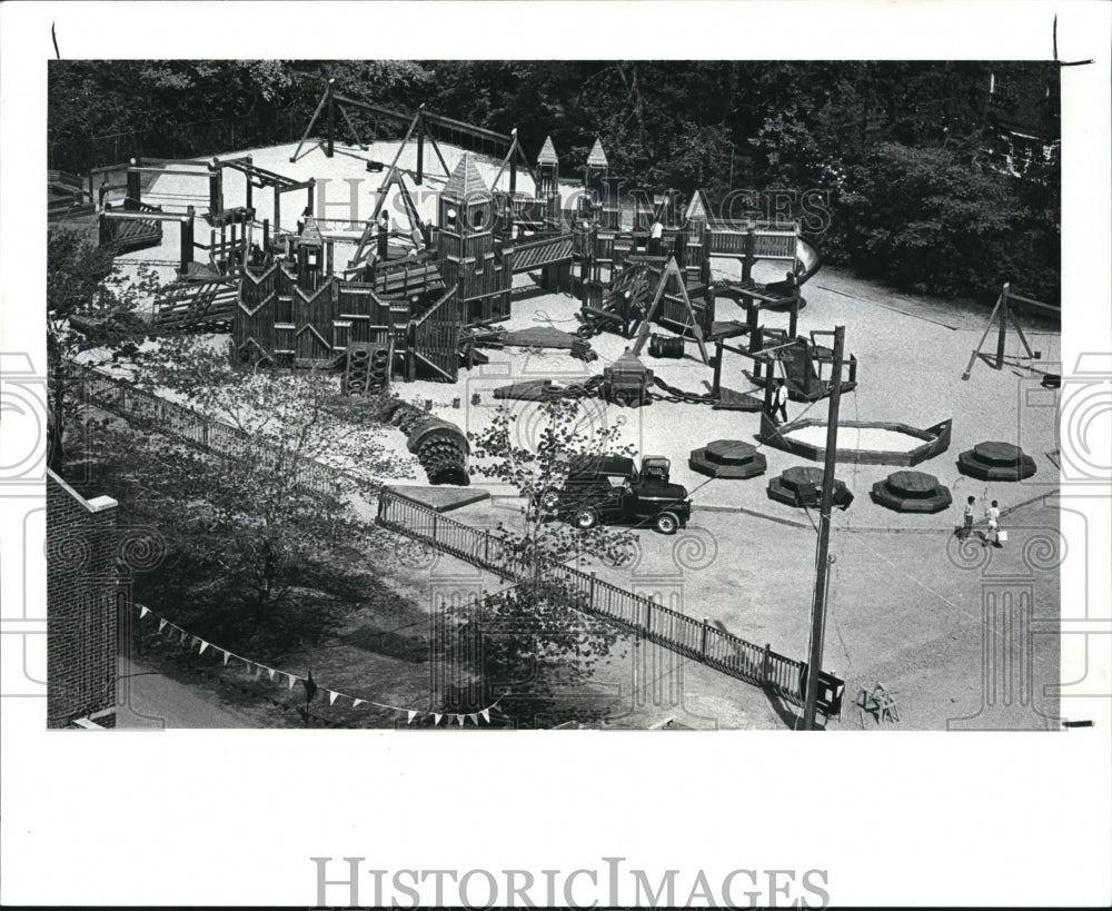 1987 Press Photo Almost castle of University lower school playground - Historic Images