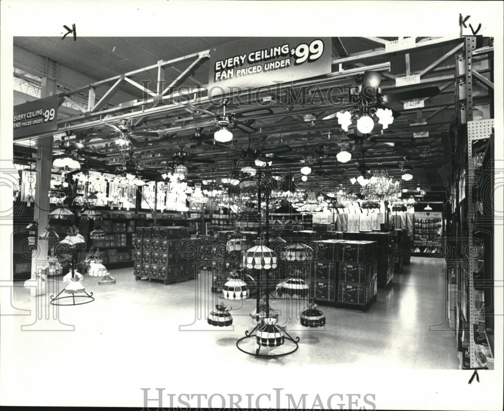 1985 Press Photo Light Fixtures at Forest City Material store - Historic Images