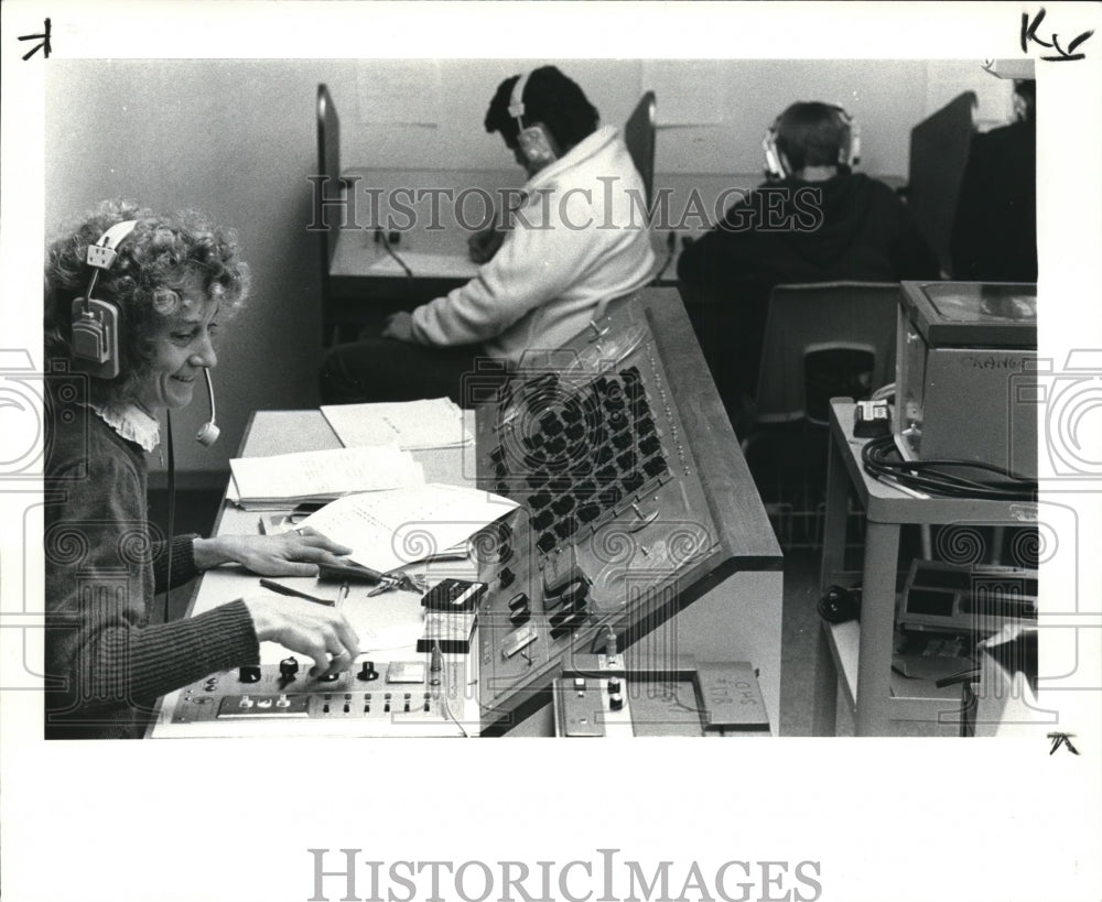 1984 Press Photo Prof. Hoynes and Chinese class of Orange High School - Historic Images