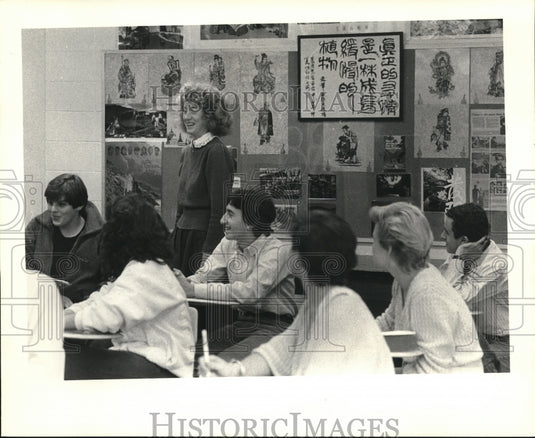 1984 Press Photo Teacher Hoynes with Chinese Class at Orange High School - Historic Images