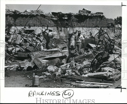 1989 Press Photo Rawlings School's clean up at East 75th & Rawlings Avenue - Historic Images