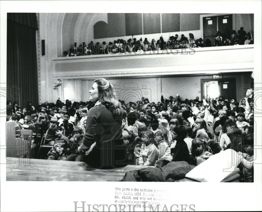 1989 Press Photo Lyric Opera for young audiences at Roxbord school - Historic Images