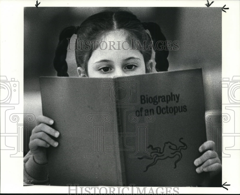 1985 Press Photo Rachel Siegal studying at Ruffing East Montessori School - Historic Images