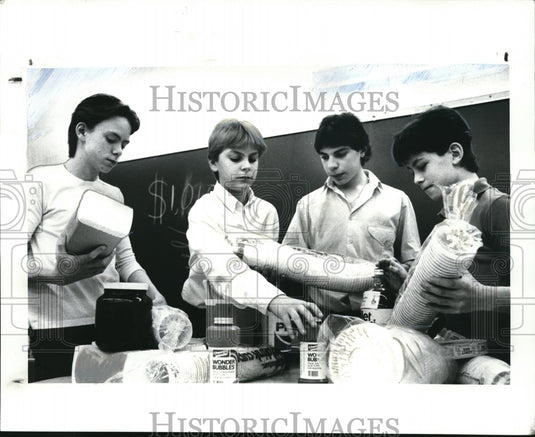 1986 Press Photo In charge of production from Jr. Achievement at Arthur Rhode - Historic Images