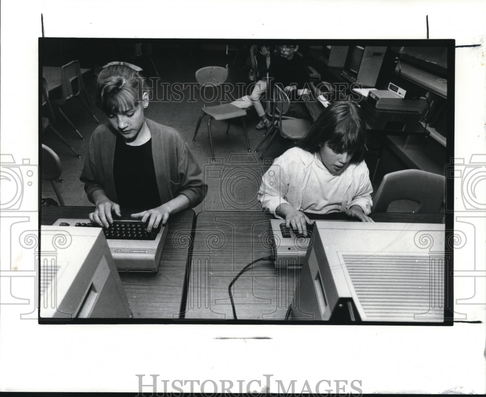 1989 Press Photo Argo &amp; Dimarco on computer terminals at Ridgebury Elem. school - Historic Images