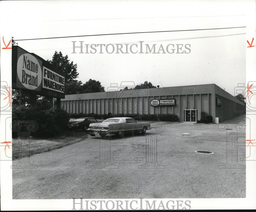 1981 Press Photo Albert&#39;s Furnitures Showroom at 3320 Curtis Road - Historic Images