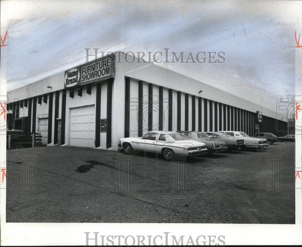 1981 Press Photo Albert's Furnitures Showroom at 16460 Sprague Road. - Historic Images