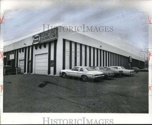 1981 Press Photo Albert's Furnitures Showroom at 16460 Sprague Road. - Historic Images