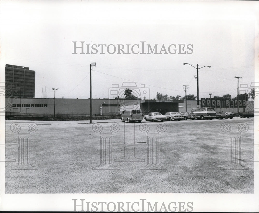 1981 Press Photo Albert's Furniture Showroom at 6303 Granger Road. - Historic Images