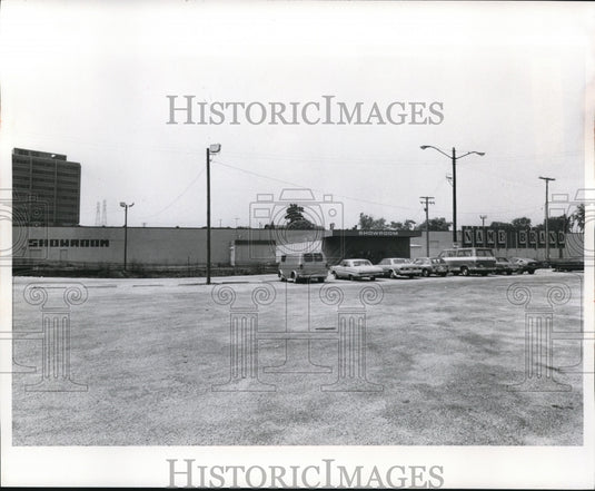 1981 Press Photo Albert's Furniture Showroom at 6303 Granger Road. - Historic Images
