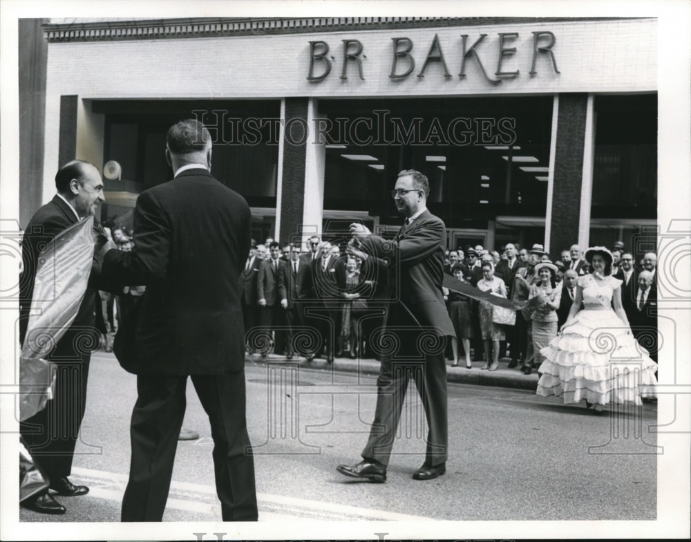 1962 Press Photo Ribbon cutting of new B.R. Baker Co. &amp; new Shaker Savings Assoc - Historic Images