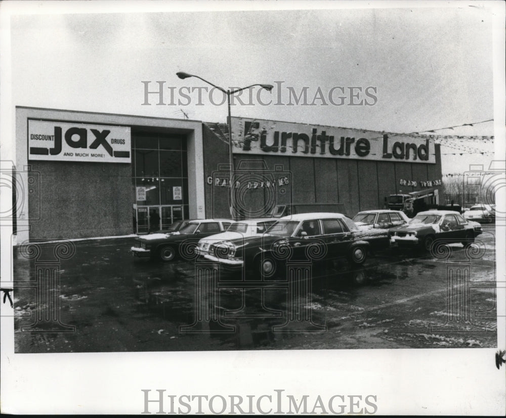 1983 Press Photo Furniture Land at 4639 Northfield Rd, North Raudall - Historic Images