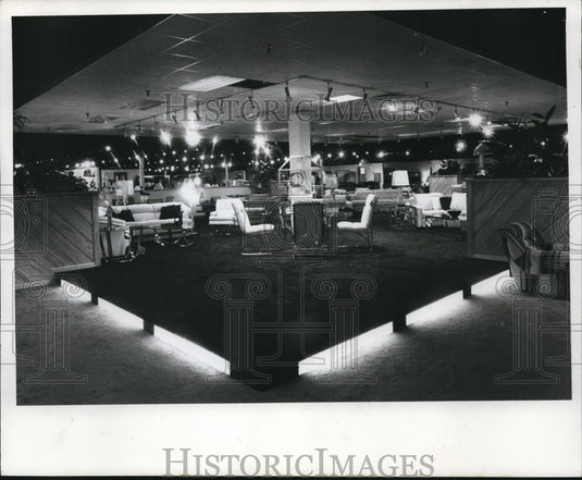 1983 Press Photo Furniture displays inside Furniture Land - Historic Images