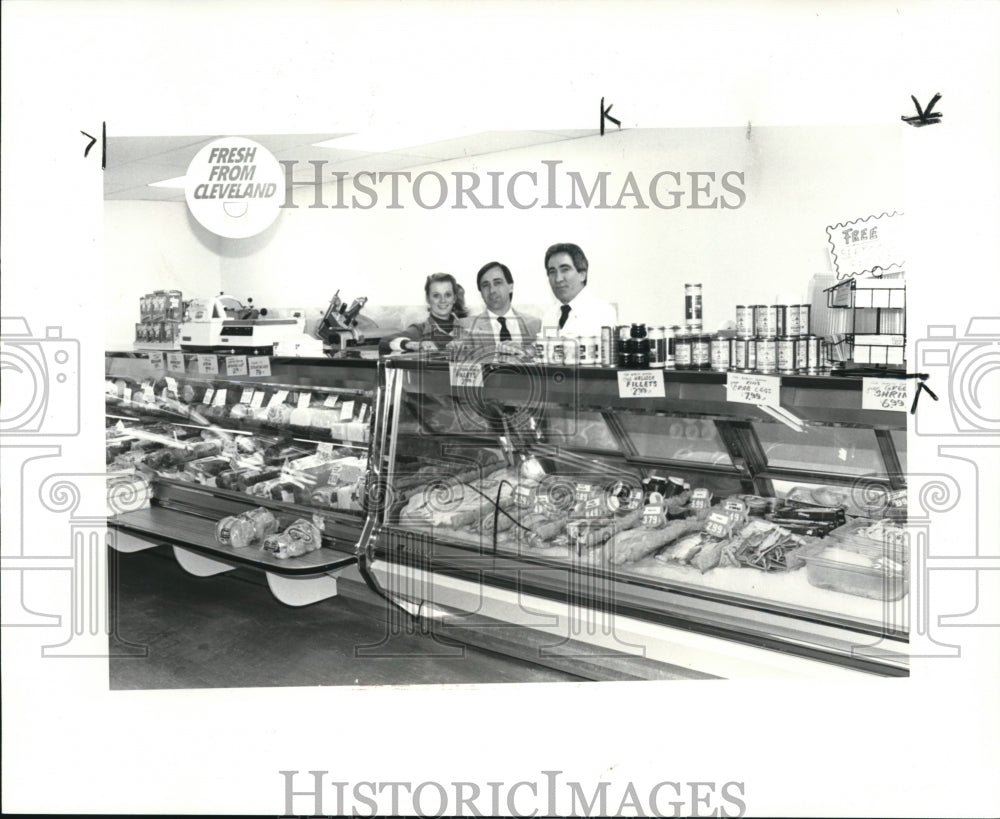 1985 Press Photo Employees of Gales BiRite store at 709 E. 185th - Historic Images