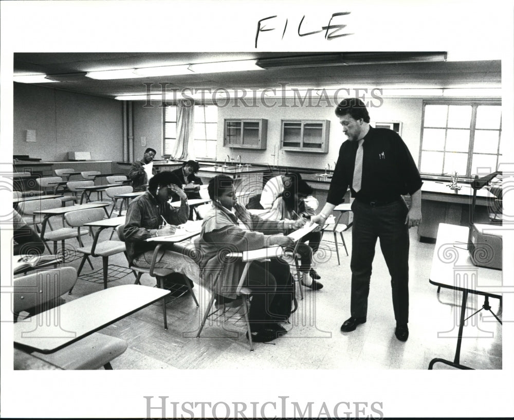 1988 Press Photo Eric Domer  Teaching Physics at  Glenville High School - Historic Images