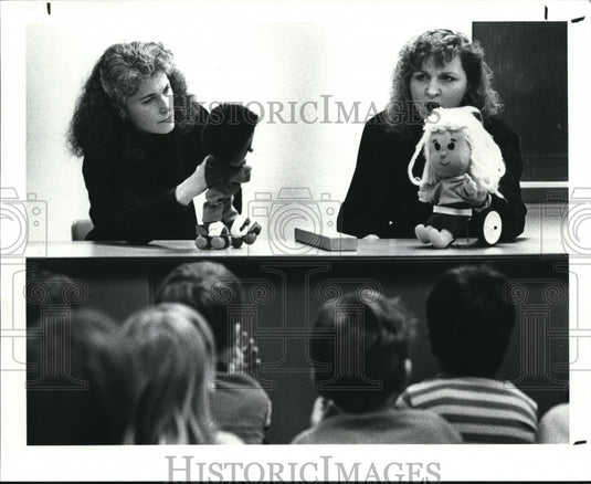 1989 Press Photo Susanne Cooper and Joan Perch Use Puppets at Gurney Elem School - Historic Images