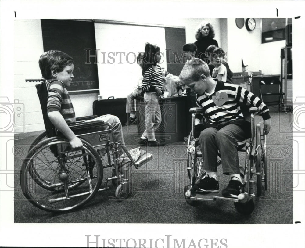 1989 Press Photo Michael Meenan and Ryan Polcar Uses Wheelchair Like a Disabled - Historic Images