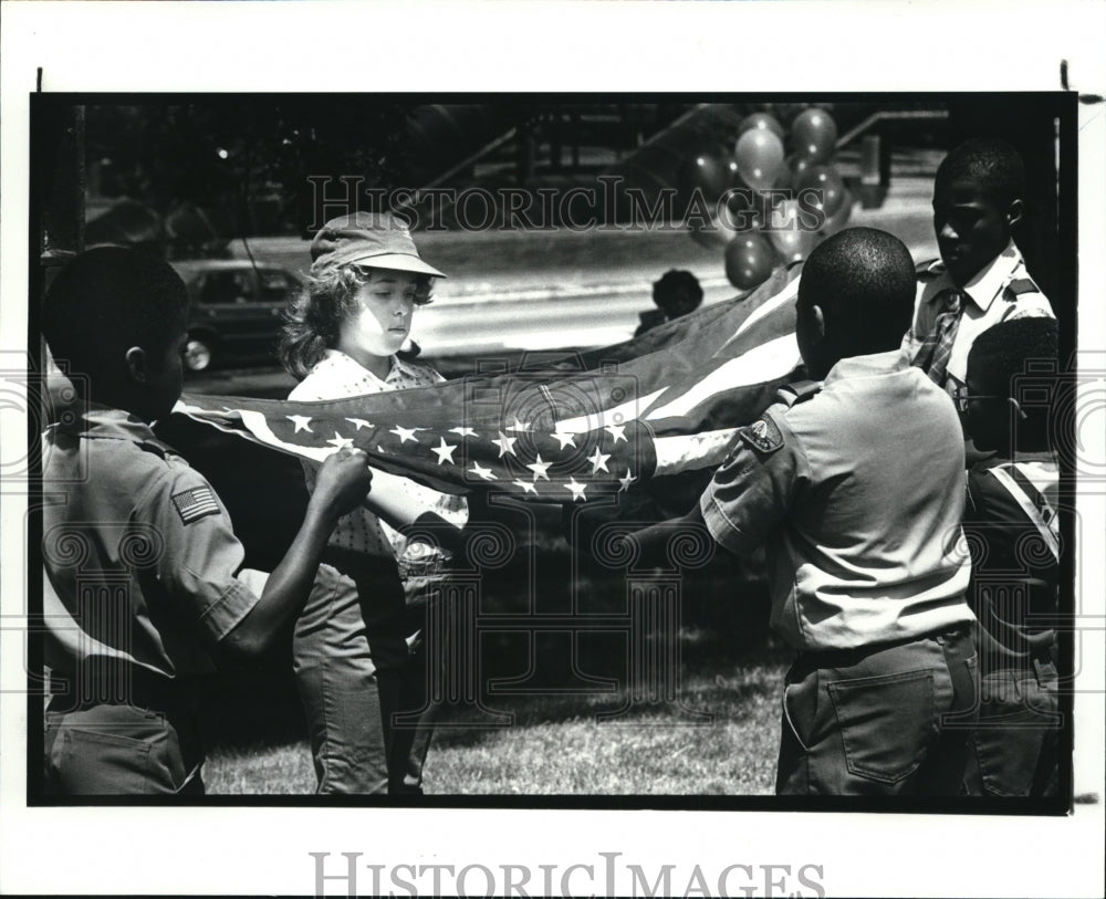 1987 Press Photo Jenna Danann Guard Helps Lower the Flag at Moreland Elem School - Historic Images