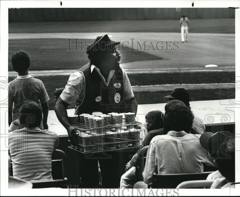1982 Press Photo Vendor Cleveland Payne- Stadium - Historic Images