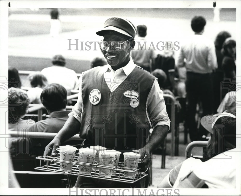 1982 Press Photo James Wharton, one of the old time vendors at the Stadium - Historic Images