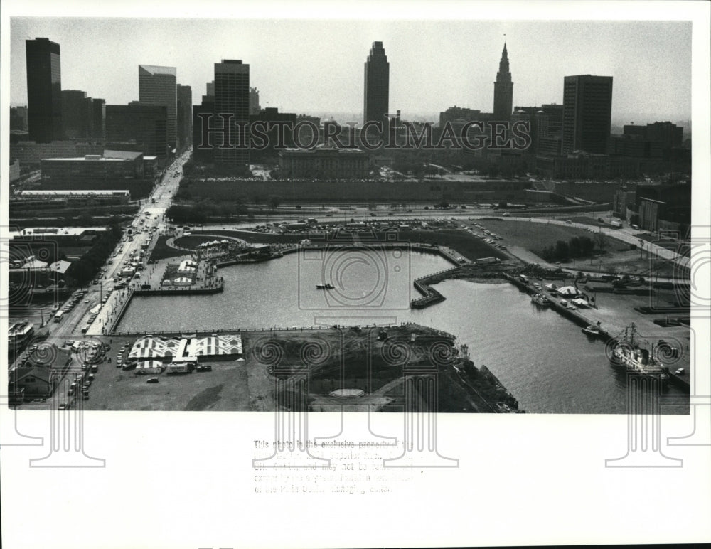 1988 Press Photo The North Coast harbor on dedication day, kicking off - Historic Images