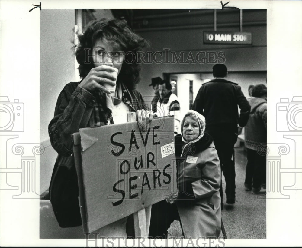 1984 Press Photo Terry Poulos, rally to save Sear from closing - Historic Images