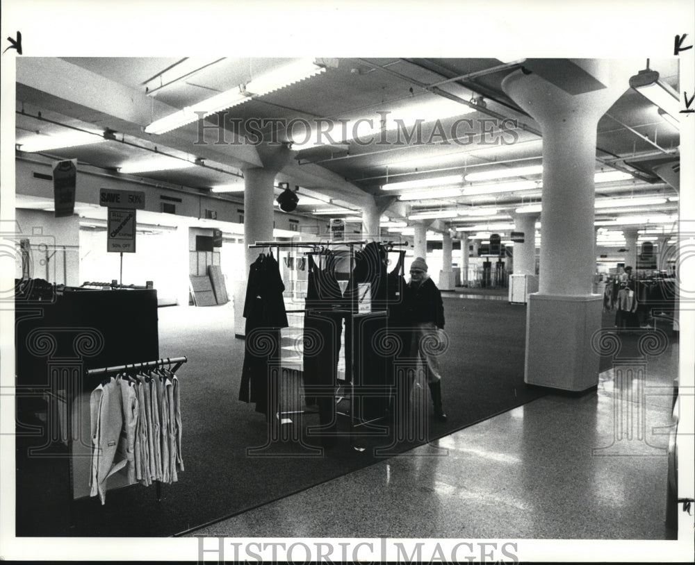 1985 Press Photo Sears Closing - Historic Images