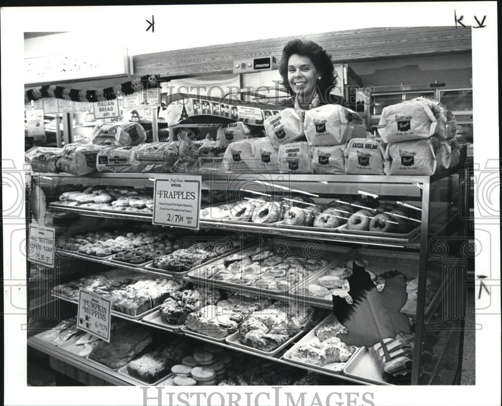 1986 Press Photo Russo&#39;s Stop-N-Shop Chesterland Wanda Raymond Bakery Mgr. - Historic Images