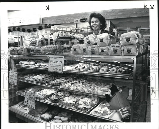 1986 Press Photo Russo's Stop-N-Shop Chesterland Wanda Raymond Bakery Mgr. - Historic Images